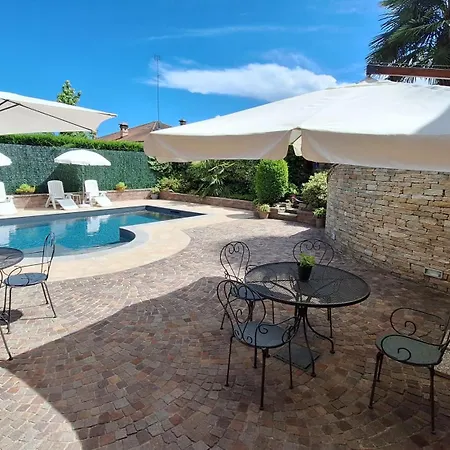 Laura Rooms&pool Bed & Breakfast