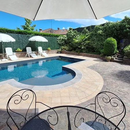 Bed & Breakfast Laura Rooms&pool